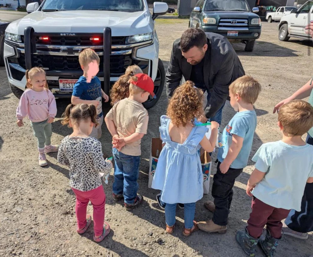 Kids make gifts for first responders, get treat